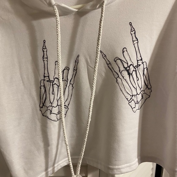 🤘🏼 Rocker hands crop 🤘🏼 - Picture 2 of 3